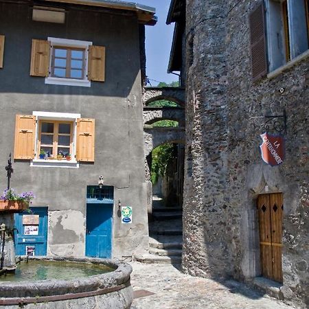 Au Cheval Blanc - Appartements Et Chambres D'Hotes Албервил Екстериор снимка
