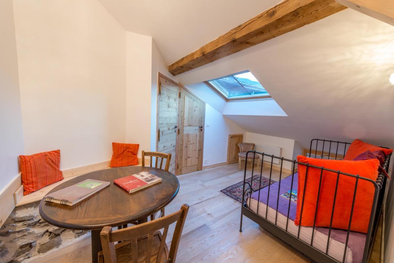 Au Cheval Blanc - Appartements Et Chambres D'Hotes Албервил Екстериор снимка