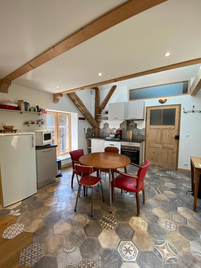 Au Cheval Blanc - Appartements Et Chambres D'Hotes Албервил Екстериор снимка