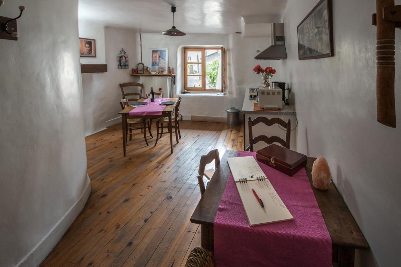 Au Cheval Blanc - Appartements Et Chambres D'Hotes Албервил Екстериор снимка
