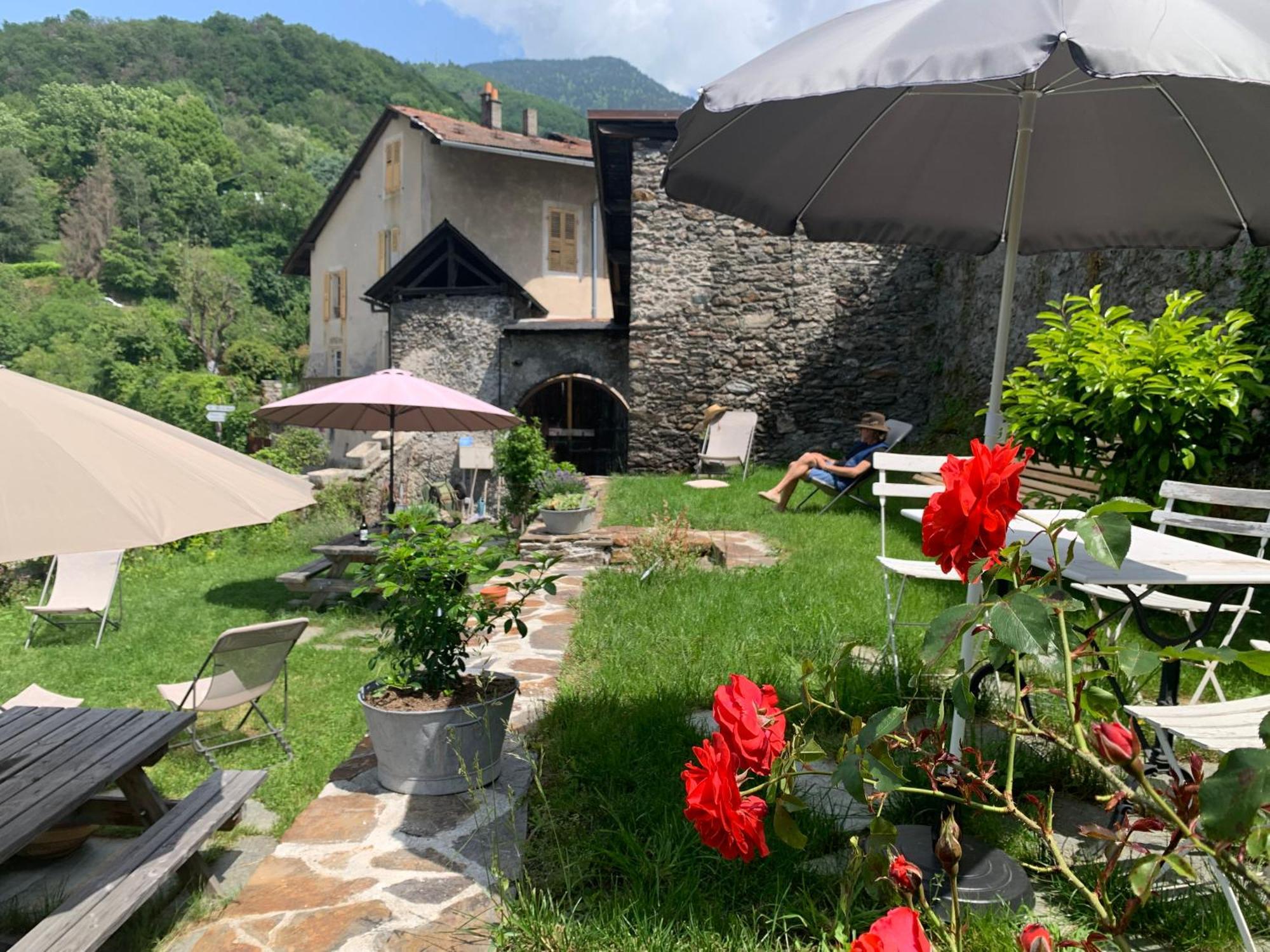 Au Cheval Blanc - Appartements Et Chambres D'Hotes Албервил Екстериор снимка